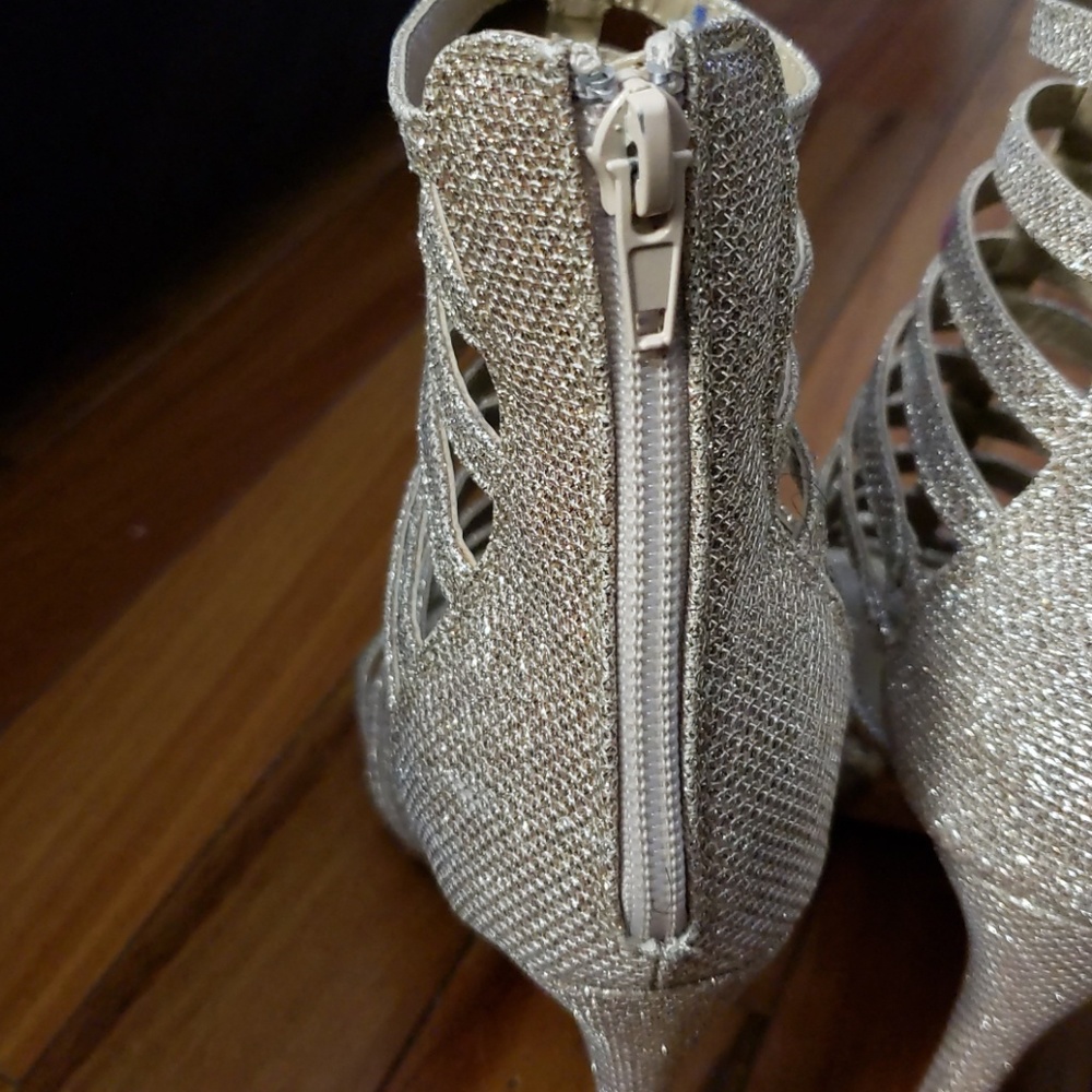 Women Gold Stilettos - Picture 3 of 4